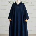 Robe longue effet jean bleu marine, coupe ample et manches longues, présentée sur mannequin