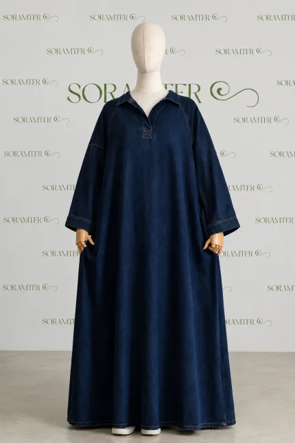 Robe longue effet jean bleu marine, coupe ample et manches longues, présentée sur mannequin