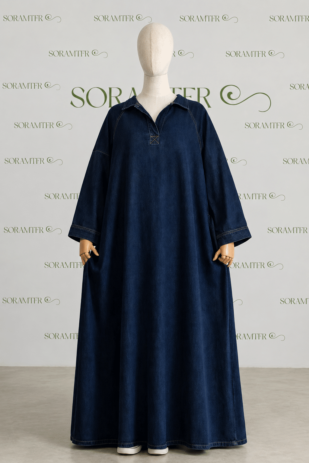 Robe longue effet jean bleu marine, coupe ample et manches longues, présentée sur mannequin Robe longue effet jean bleu marine, coupe ample et manches longues, présentée sur mannequin