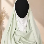 Foulard à enfiler vert d’eau avec cagoule intégrée blanche, présenté sur mannequin
