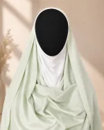 Foulard à enfiler vert d’eau avec cagoule intégrée blanche, présenté sur mannequin