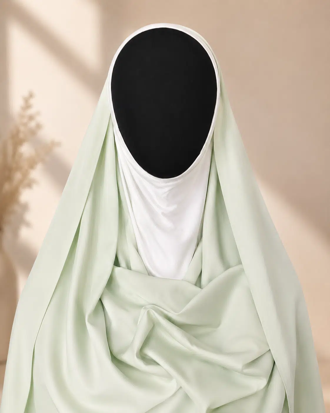 Foulard à enfiler vert d’eau avec cagoule intégrée blanche, présenté sur mannequin