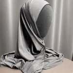 Foulard à enfiler en lycra gris avec boutons-pression, présenté sur buste