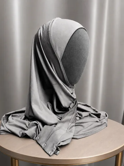 Foulard à enfiler en lycra gris avec boutons-pression, présenté sur buste
