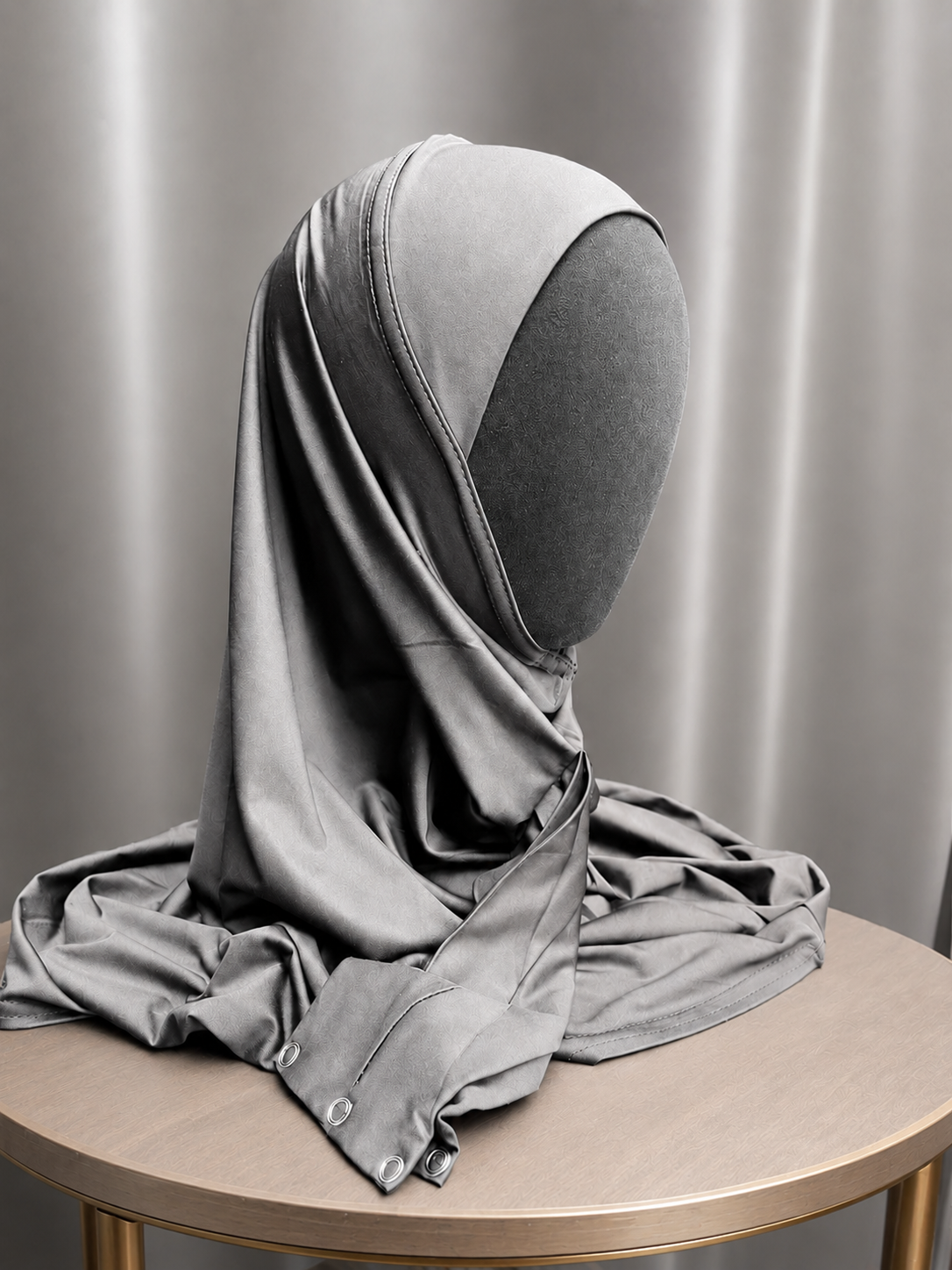Foulard à enfiler en lycra avec boutons-pression Foulard à enfiler en lycra gris avec boutons-pression, présenté sur buste
